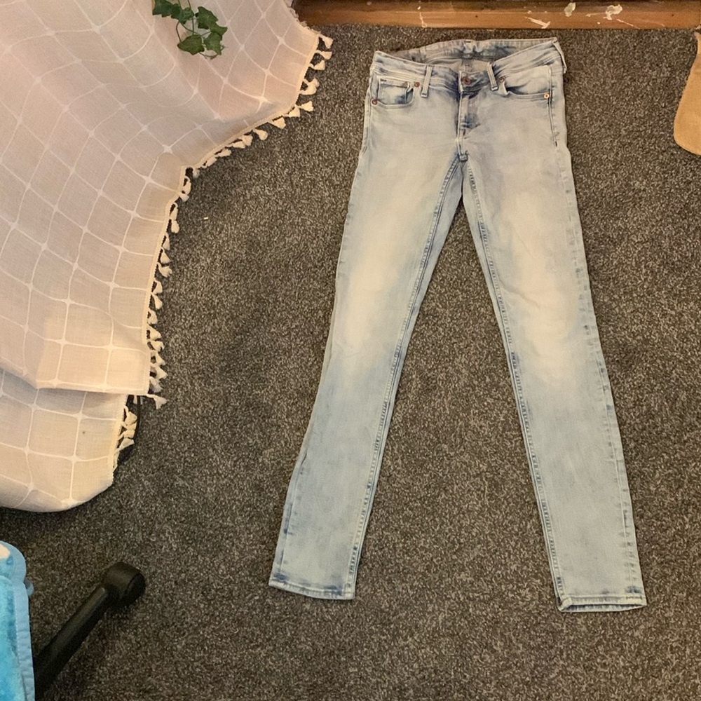 i’m selling my skinny low rise jeans.